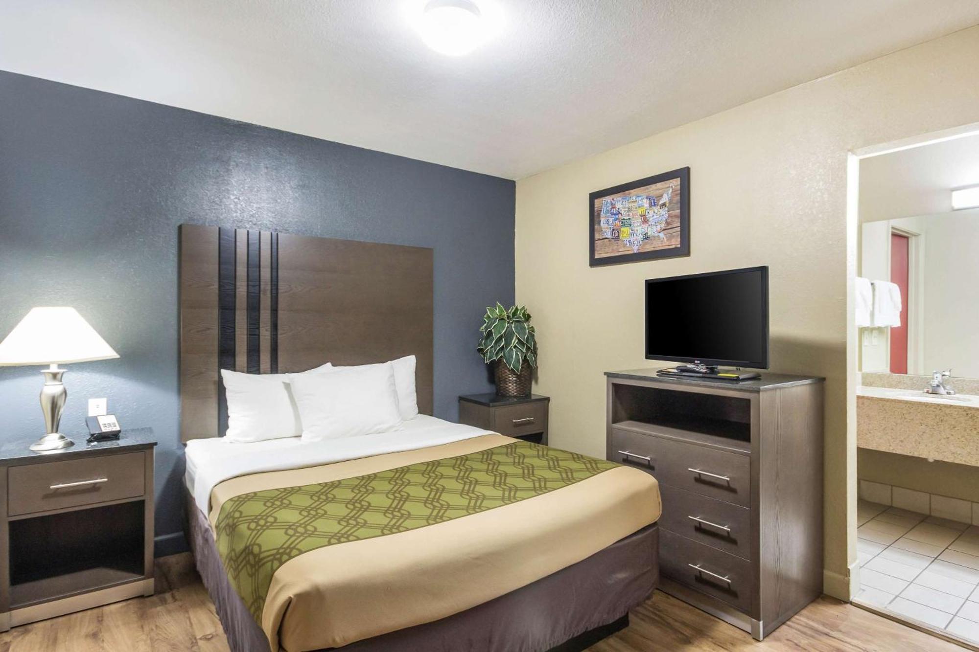 Econo Lodge Inn & Suites I-35 At Shawnee Mission Overland Park Exterior photo