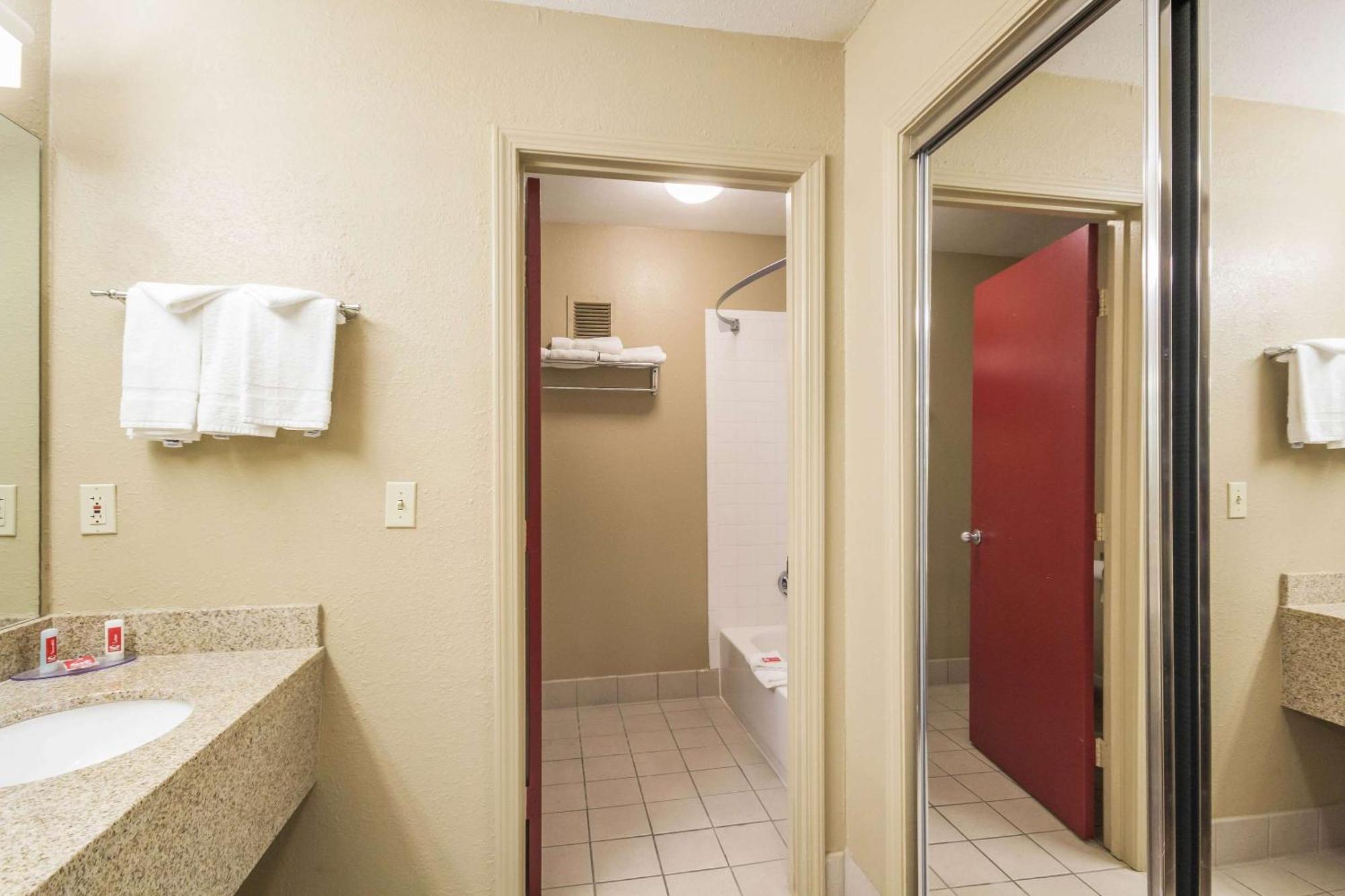 Econo Lodge Inn & Suites I-35 At Shawnee Mission Overland Park Exterior photo