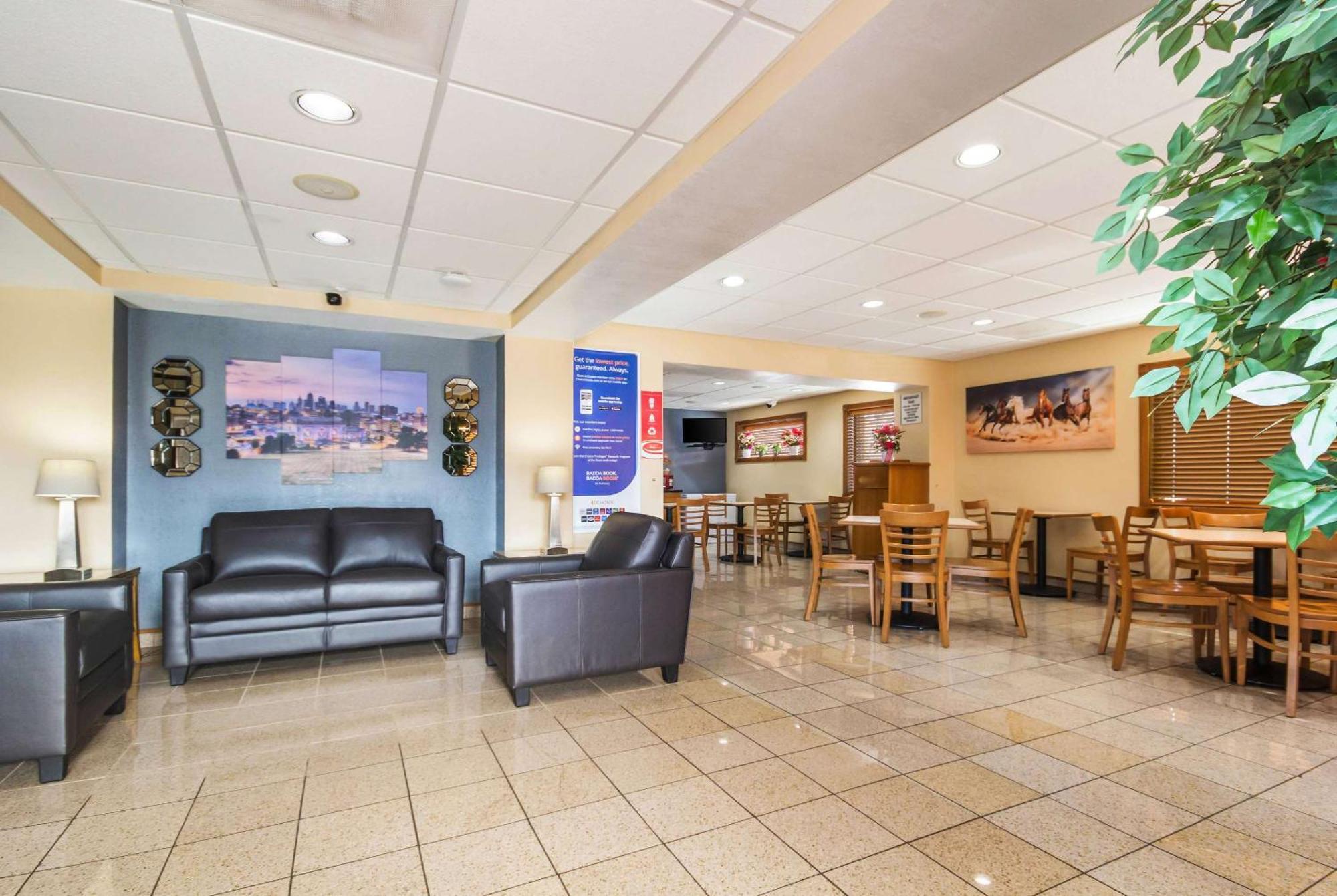 Econo Lodge Inn & Suites I-35 At Shawnee Mission Overland Park Exterior photo