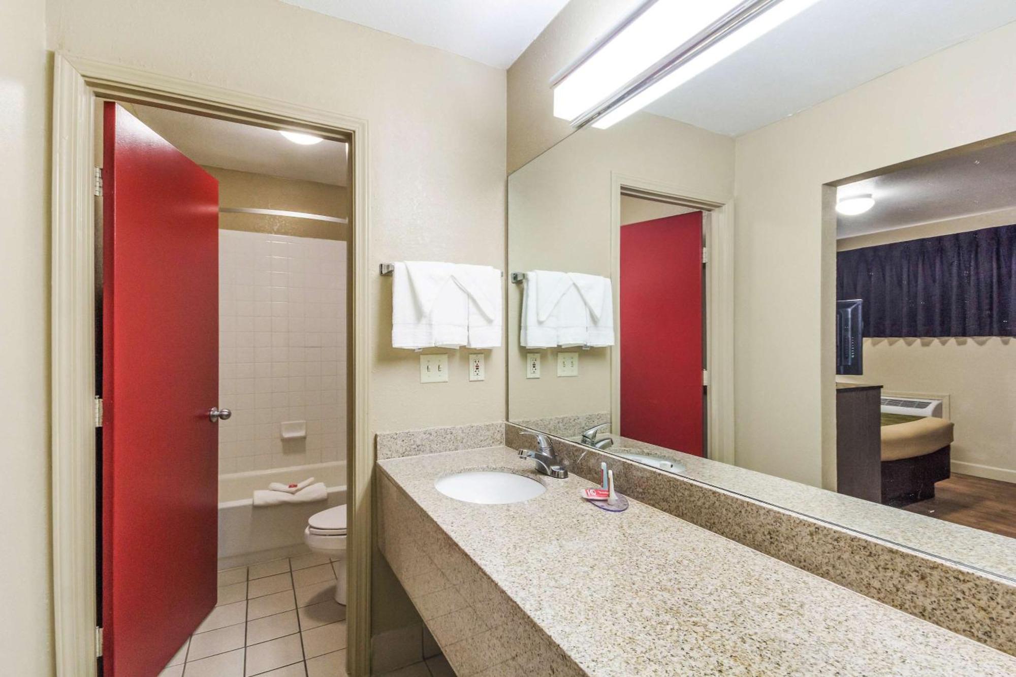 Econo Lodge Inn & Suites I-35 At Shawnee Mission Overland Park Exterior photo
